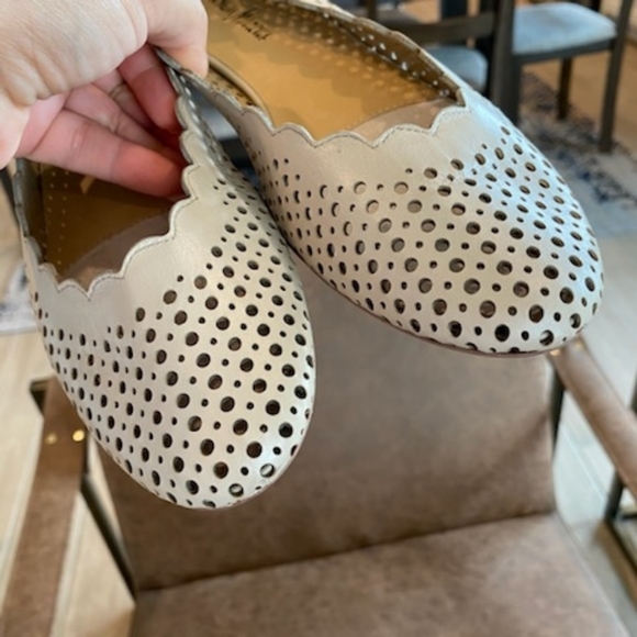 Neiman Marcus scalloped edge flats size 8M - Picture 7 of 14